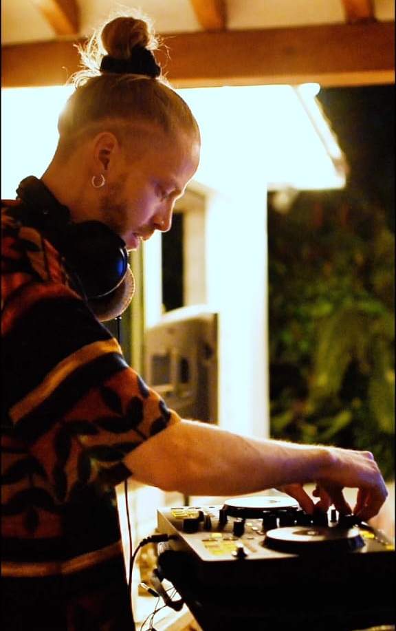 Niko Bo at the decks